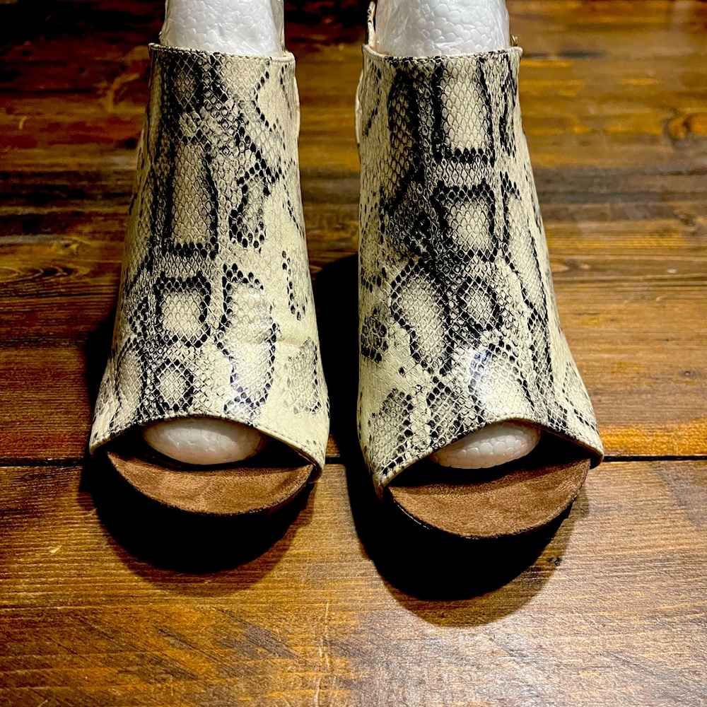 Wedge shoes snake print
